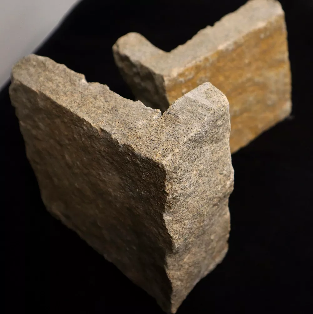 Угловой камень из гранита (внешний)