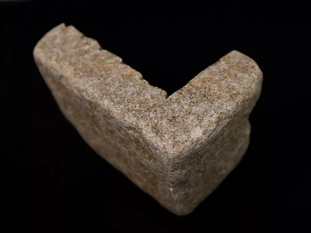 Угловой камень из гранита (внешний), галтованный